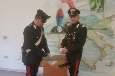 I Carabinieri con le banconote false rinvenute