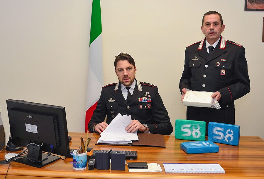 Nuoro. Alla vista dei Carabinieri lanciano fuori dall’auto uno zaino con 4 kg di cocaina: in manette due pregiudicati