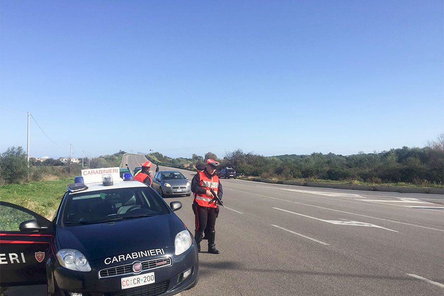 Fermato con un coltello a serramanico dentro una tracolla: 40enne denunciato