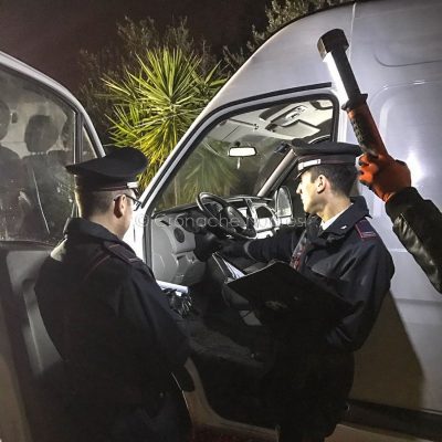 I Carabinieri effettuano i rilievi sul furgone rubato