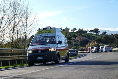 L'ambulanza in partenza dal luogo dell'incidente (foto S.Novellu)