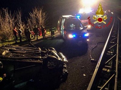 La Lancia Delta ribaltata sulla carreggiata