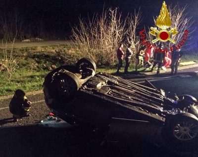 La Lancia Delta ribaltata sulla carreggiata