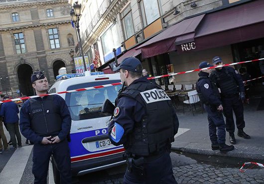 Attacco terroristico al Louvre: i militari sparano all’aggressore