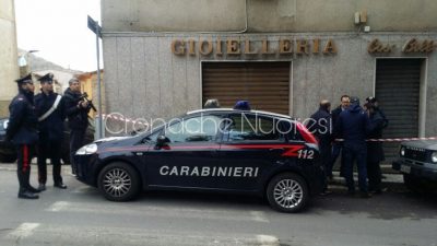 Le Forze dell'Ordine davanti alla giioielleria (Foto S.Novellu)