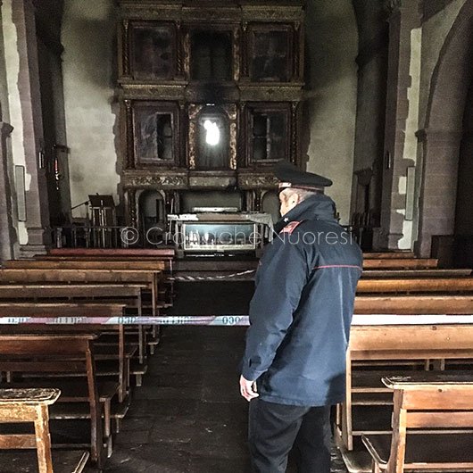 Sfregio al patrimonio storico artistico: in fiamme l’altare e la statua di San Demetrio a Sindia