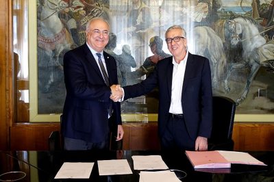 Stretta di mano tra Pigliaru e Cuccurese per la convenzione tra Regione e Banco di Sardegna