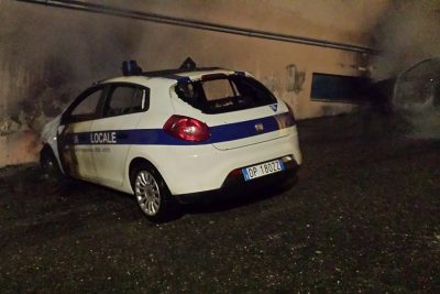 Una delle auto della Polizia locale incendiate a Lanusei