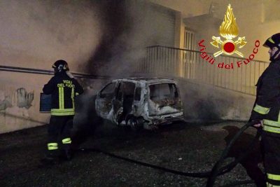 Una delle auto della Polizia locale incendiate a Lanusei