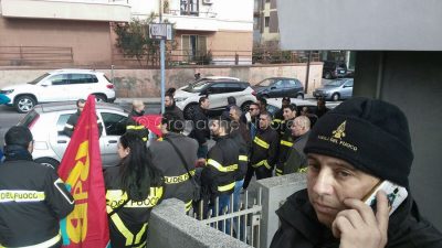 La protesta dei Vigili del Fuoco precari a Nuoro