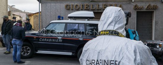 Rilievi dei RIS davanti alla casa del gioielliere di Sorgono (foto S.Novellu)
