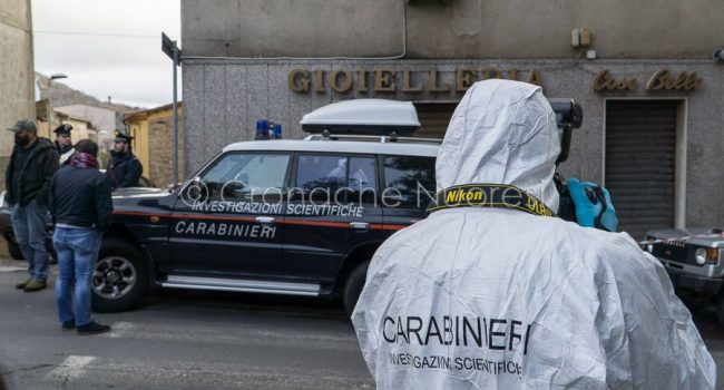 Rilievi dei RIS davanti alla casa del gioielliere di Sorgono (foto S.Novellu)