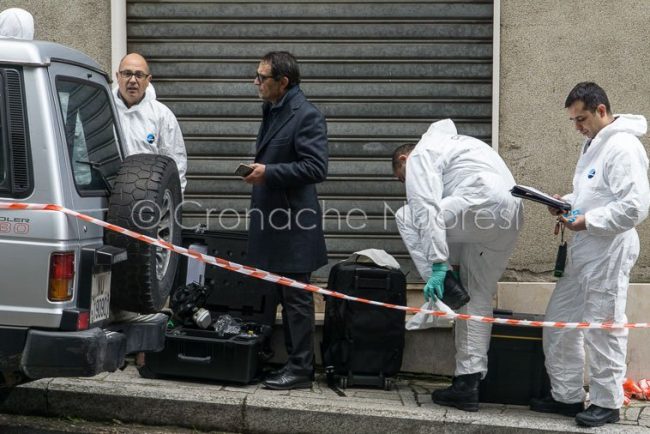 Gli inquirenti davanti alla casa del gioielliere di Sorgono (foto S.Novellu)