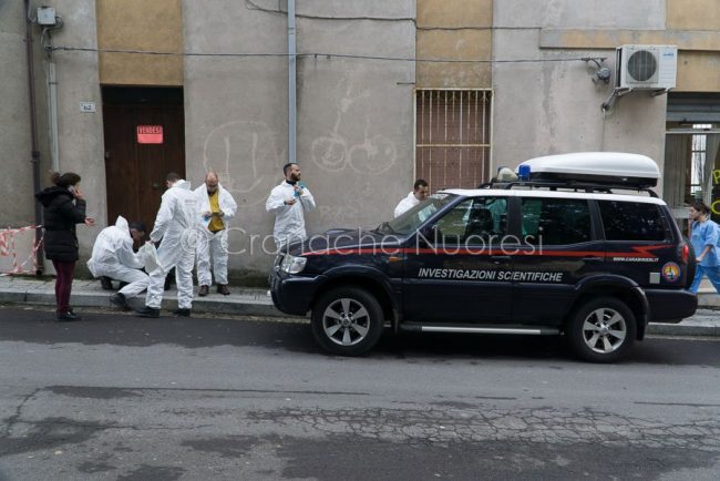 Rilievi dei RIS davanti alla casa del gioielliere di Sorgono (foto S.Novellu)