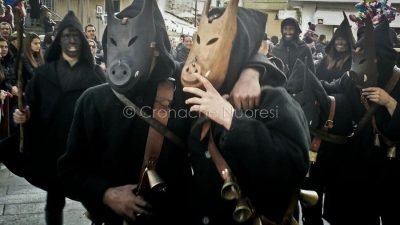 La sfilata delle maschere tradizionali a Nuoro (foto Mino Picirillo)