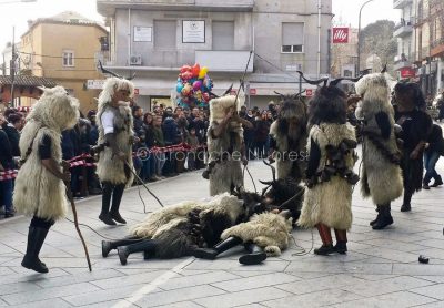 La sfilata delle maschere tradizionali a Nuoro (foto Mino Picirillo)