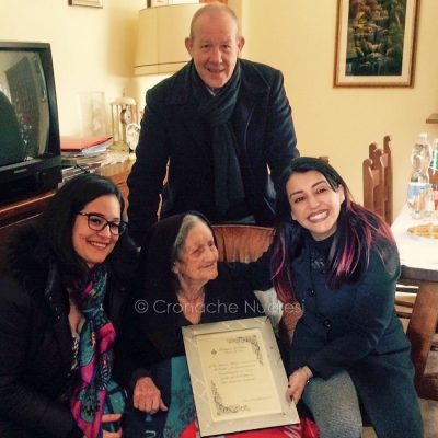 Gli amministratori di Orosei festeggiano i centotre anni di Tzia Rosaria