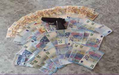 I contanti e la pistola giocattolo sequestrati