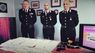 I Carabinieri con la droga e i soldi sequestrati (foto Cronache Nuoresi)