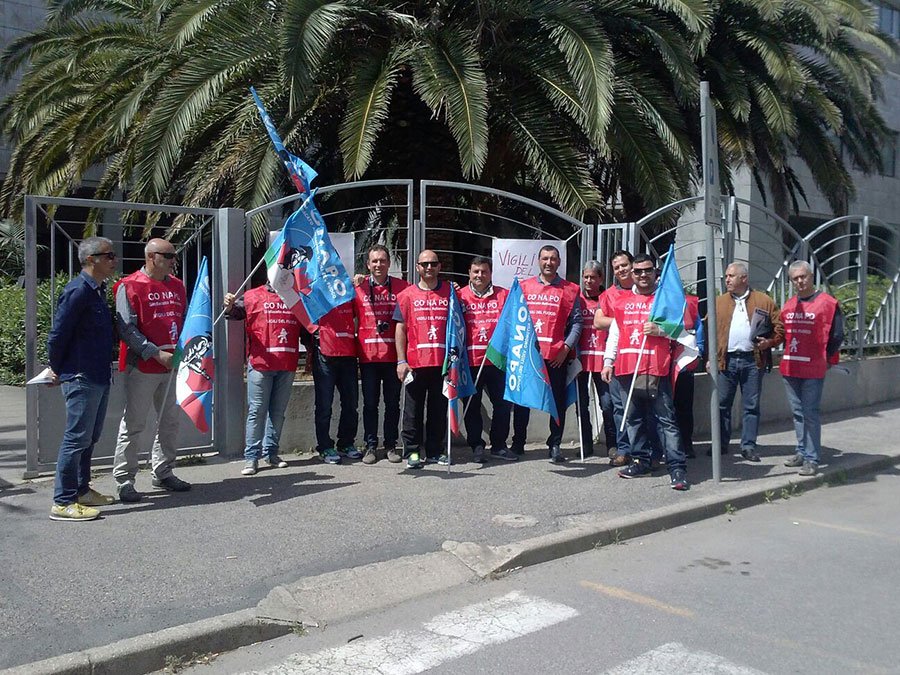 I Vigili del fuoco di Nuoro protestano a Montecitorio: «non vogliamo essere trattati come un corpo di serie B!»