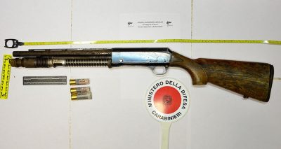 Il fucile calibro 12 sequestrato dai Carabinieri