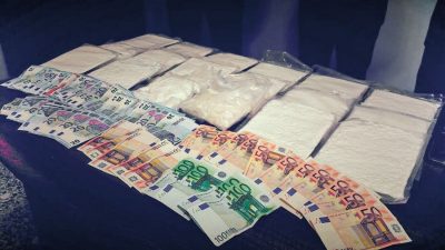 La droga e i soldi sequestrati (foto Cronache Nuoresi)
