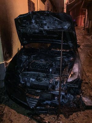 L'Alfa 147 bruciata a Burgos