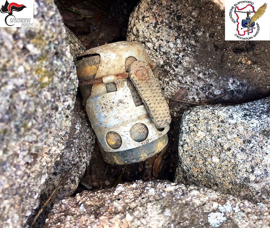 Bomba a mano rinvenuta dai Carabinieri in seguito al crollo di un muretto a secco