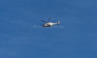 Un elicottero della Polizia sorvola i cieli di Nuoro (foto S.Novellu)