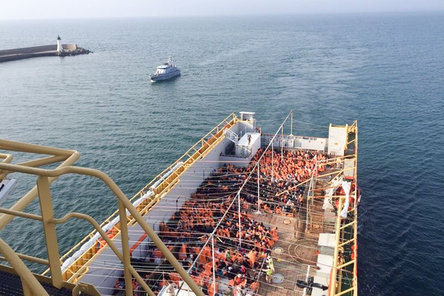 Sbarcati a Cagliari i 900 profughi: a bordo anche 8 donne incinta, 58 minori e un cadavere