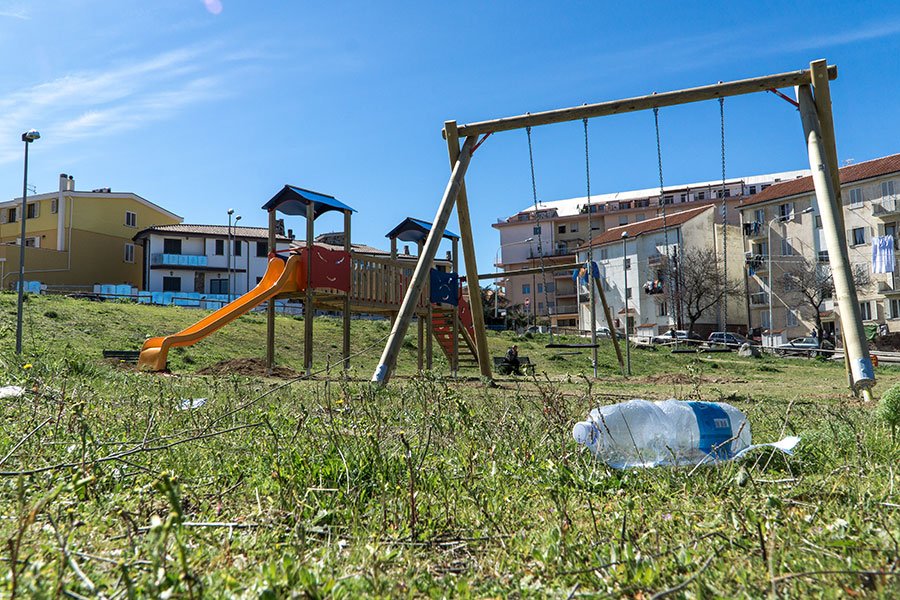 Nuoro. Parco giochi di Tanca Manna: “La città dei bambini” invasa dai rifiuti