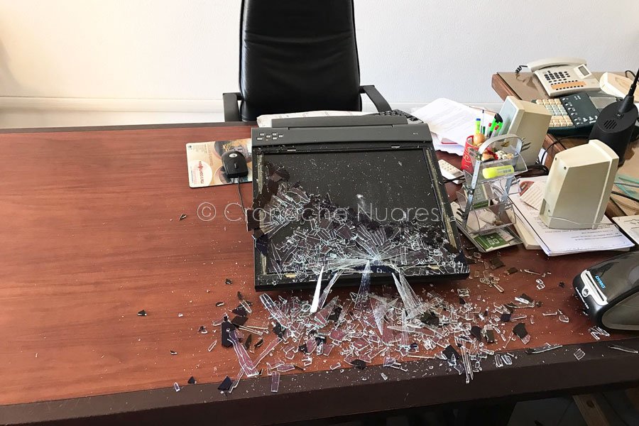 Vandali in azione nella notte al Comune di Oliena: devastati uffici e computer