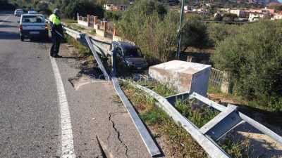 Orosei. l'enorme blocco di marmo sulla strada