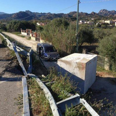 Orosei. l'enorme blocco di marmo sulla strada