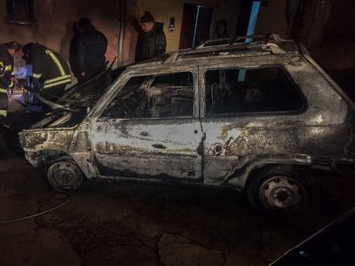 La Fiat Panda di proprietà della Curia di Ozieri bruciata a Bultei