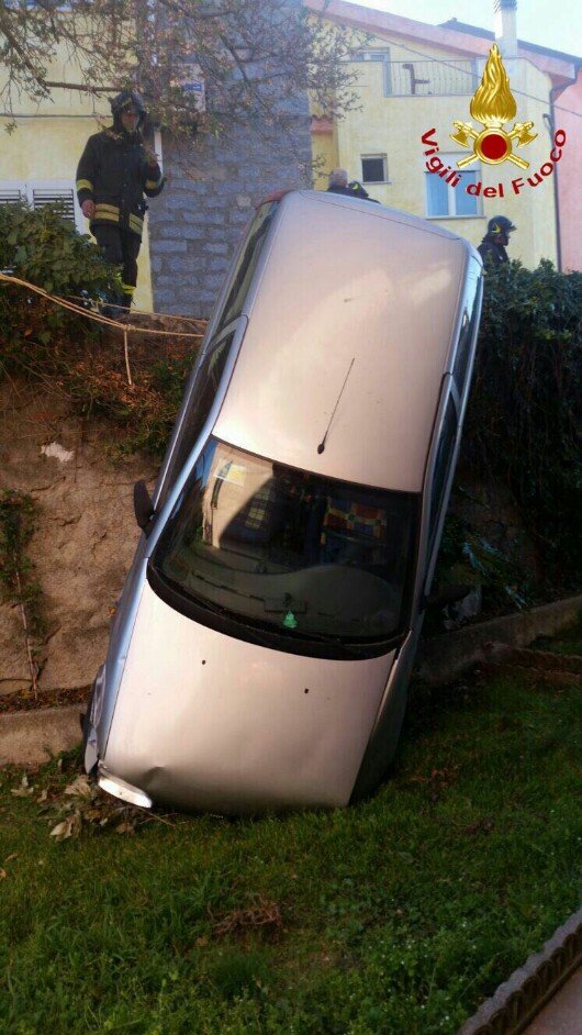 Anziana perde il controllo dell’auto e finisce in un cortile