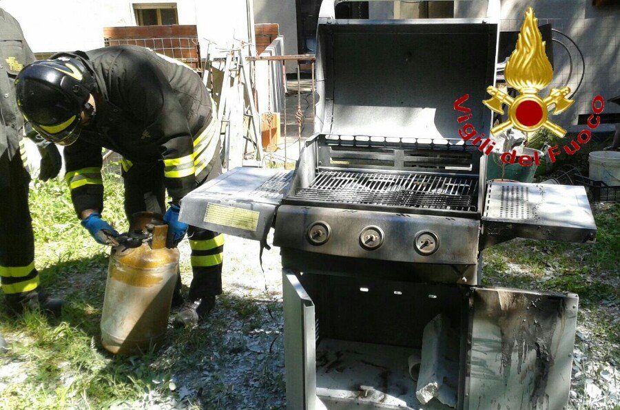 A fuoco la bombola di un barbecue: salve una 35enne e la sua bimba