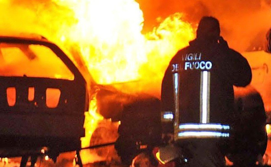 Due autoveicoli distrutti dalle fiamme a Nuoro e Siniscola: è probabile la natura dolosa