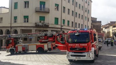 Nuoro, crollo di una lastra di marmo in piazza Crispi (foto S.Novellu)
