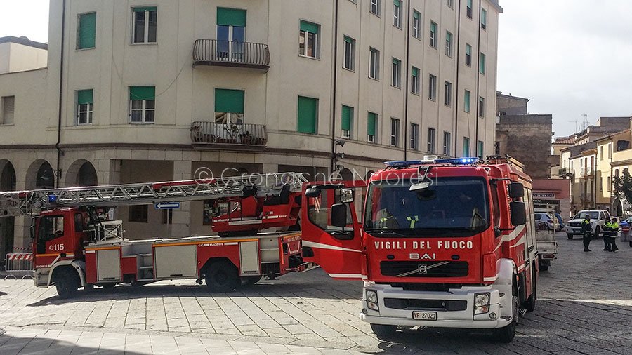 Nuoro. Paura in piazza Crispi per il crollo di una lastra di marmo da un palazzo
