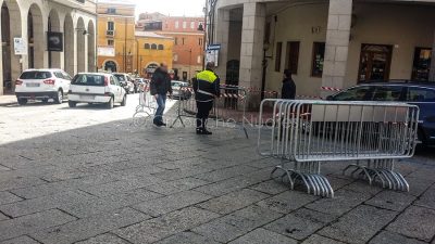 Nuoro, crollo di una lastra di marmo in piazza Crispi (foto S.Novellu)
