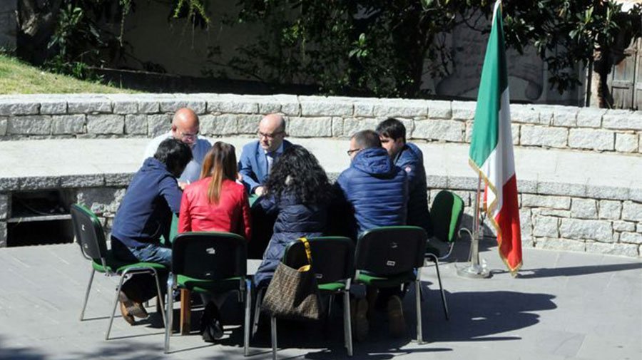 La Giunta di Oliena sfida i vandali: riunione all’aperto dopo la devastazione del Municipio.