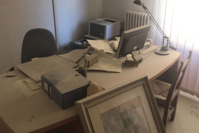 Raid vandalico al Comune di Oliena (© Cronache Nuoresi)