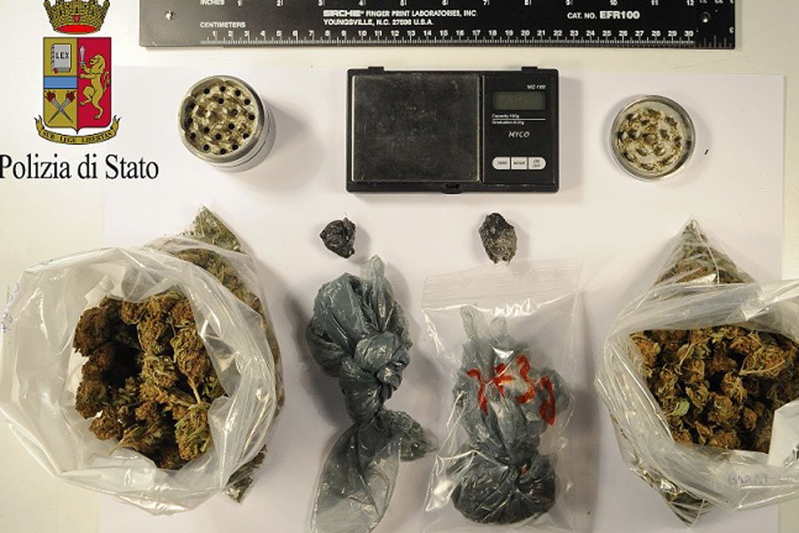 Spacciavano marijuana e cocaina per un giro d’affari di 1000 euro al mese: denunciati cinque studenti minorenni tra Nuoro e Orgosolo