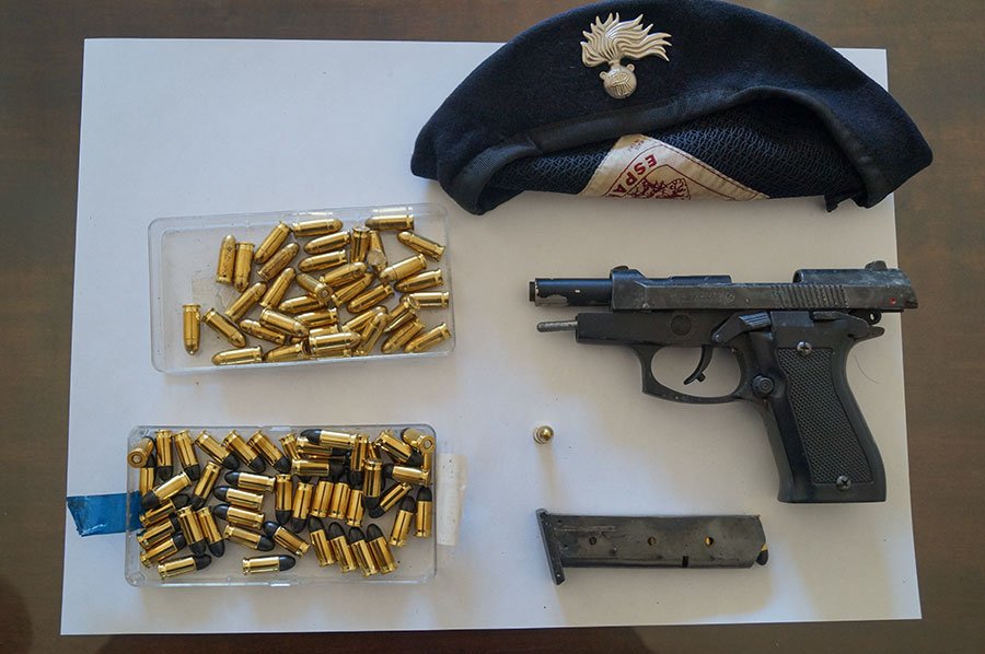 Una pistola modificata con proiettile in canna e 90 proiettili nascosti in campagna, rinvenuti oggi dai Carabinieri