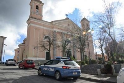 Una volante della Polizia davanti alla Cattedrale di Nuoro