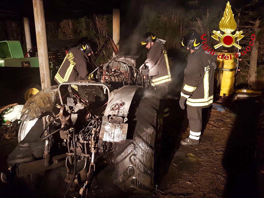 Attentato intimidatorio nella notte: a fuoco un trattore