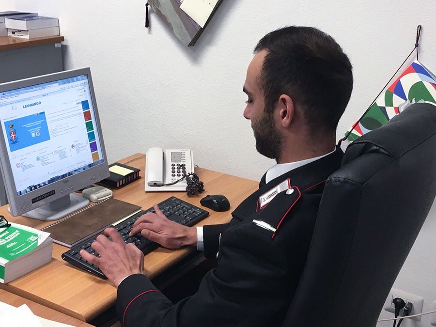 Clona e “prosciuga” la carta di credito a un anziano: denunciata