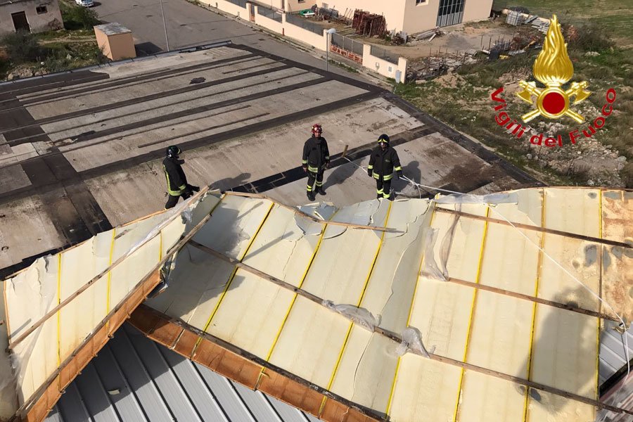 Nuoro e provincia sferzata dal Maestrale. Tetti scoperchiati, crollo di intonaci e abbattimento di alberi e linee elettriche