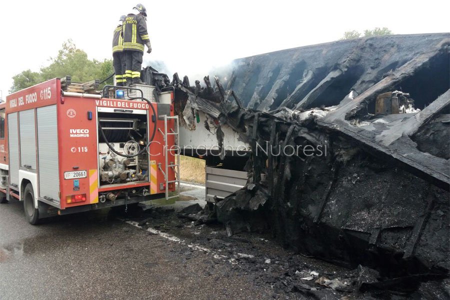 Momenti di panico sulla 131 DCN per l’incendio di un camion frigo